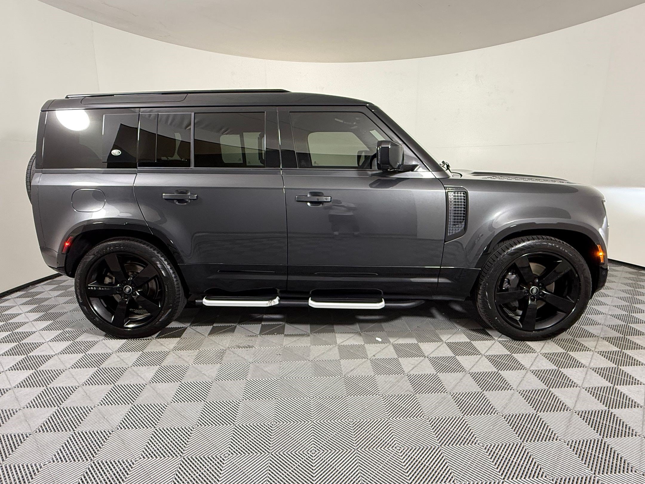 Used 2023 Land Rover Defender 110 X-Dynamic SE AWD/4WD image 8