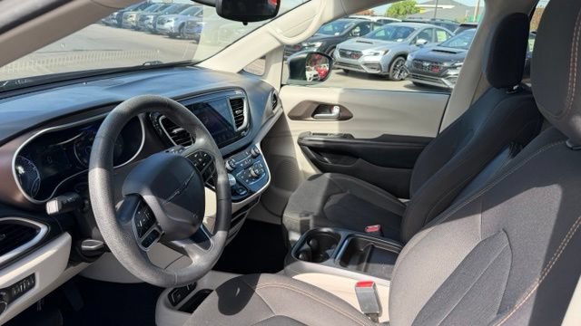 Used 2017 Chrysler Pacifica Touring Plus w/ Tire & Wheel Group FWD image 20