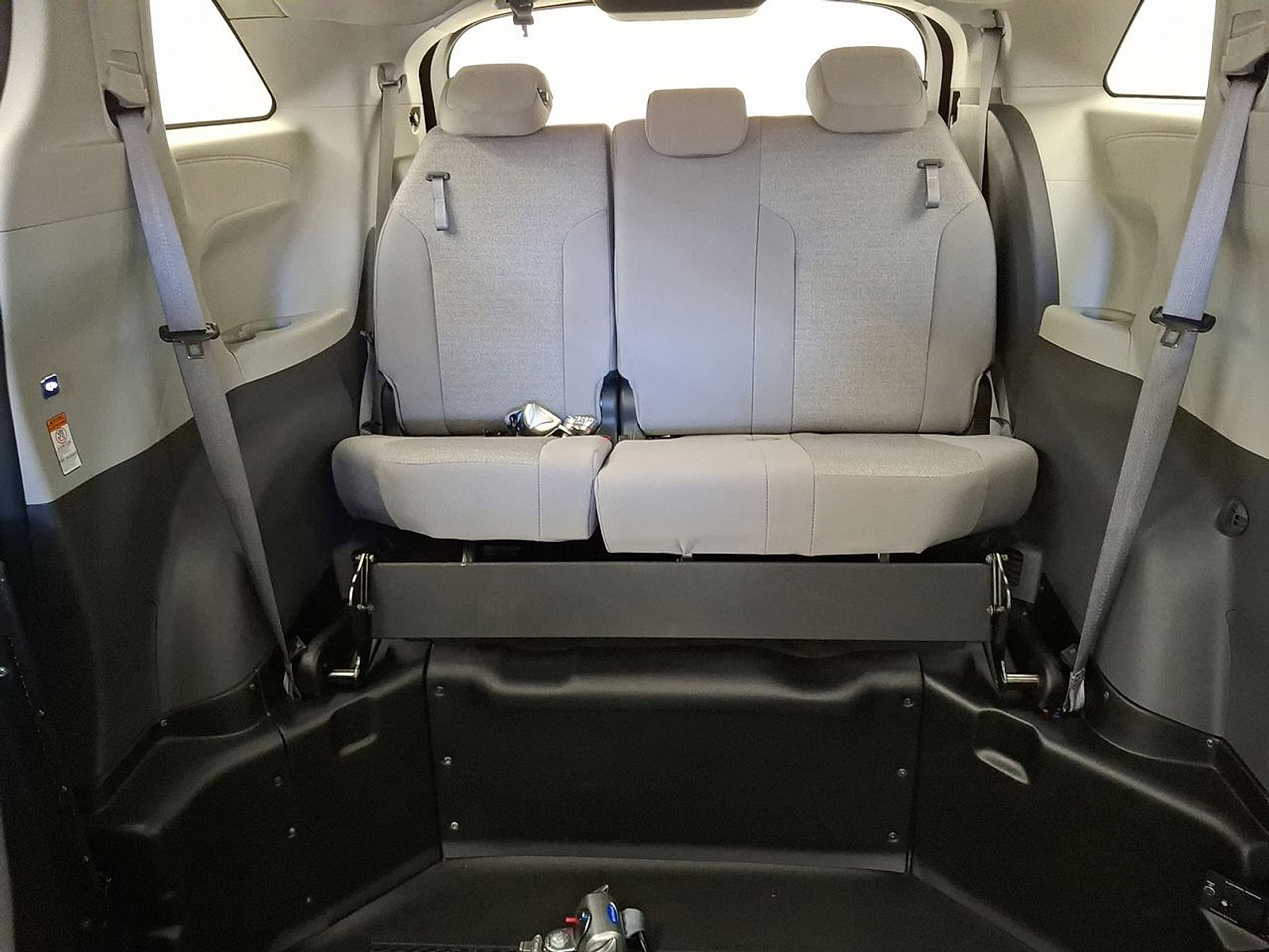 Used 2024 Toyota Sienna LE FWD image 19