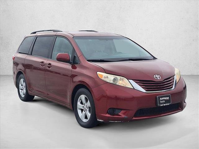Used 2015 Toyota Sienna LE image 3