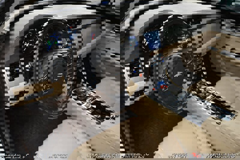 Used 2020 Jaguar XF Premium image 13