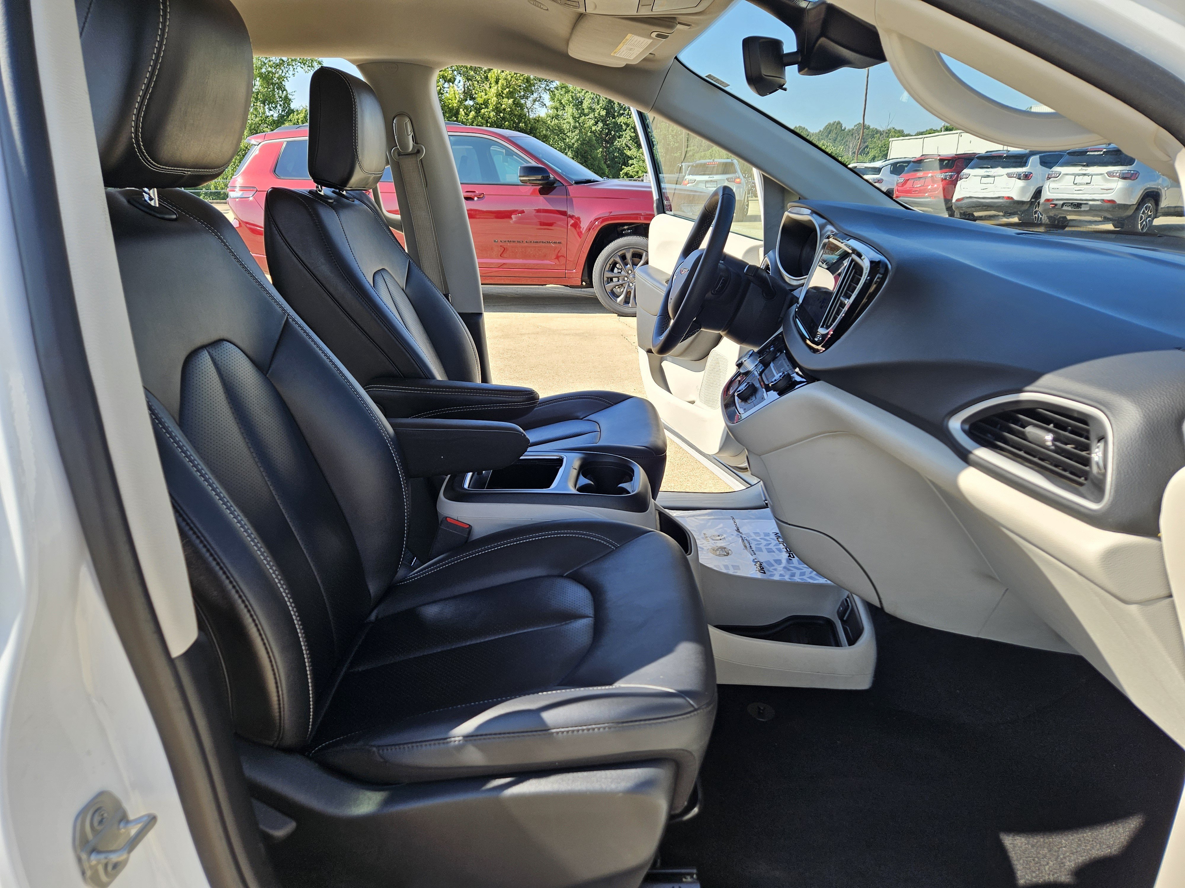 Used 2024 Chrysler Pacifica Touring-L FWD image 20