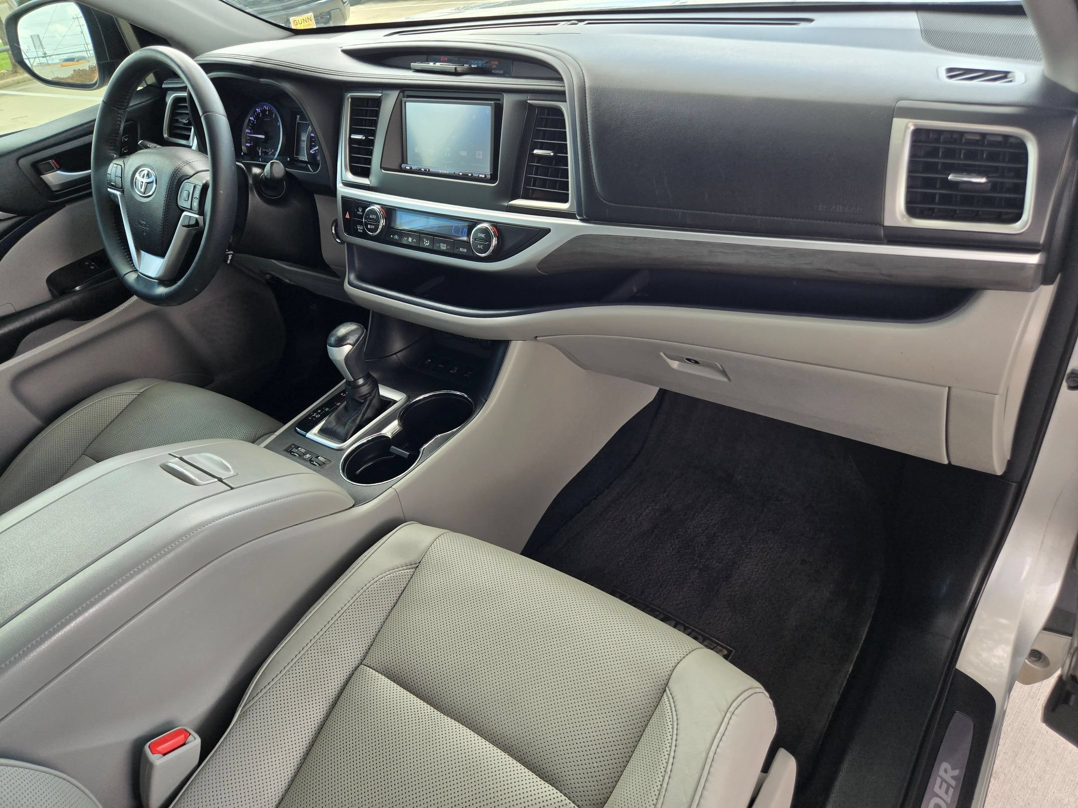 Used 2018 Toyota Highlander Limited w/ Carpet Mat Package (TMS) AWD/4WD image 25