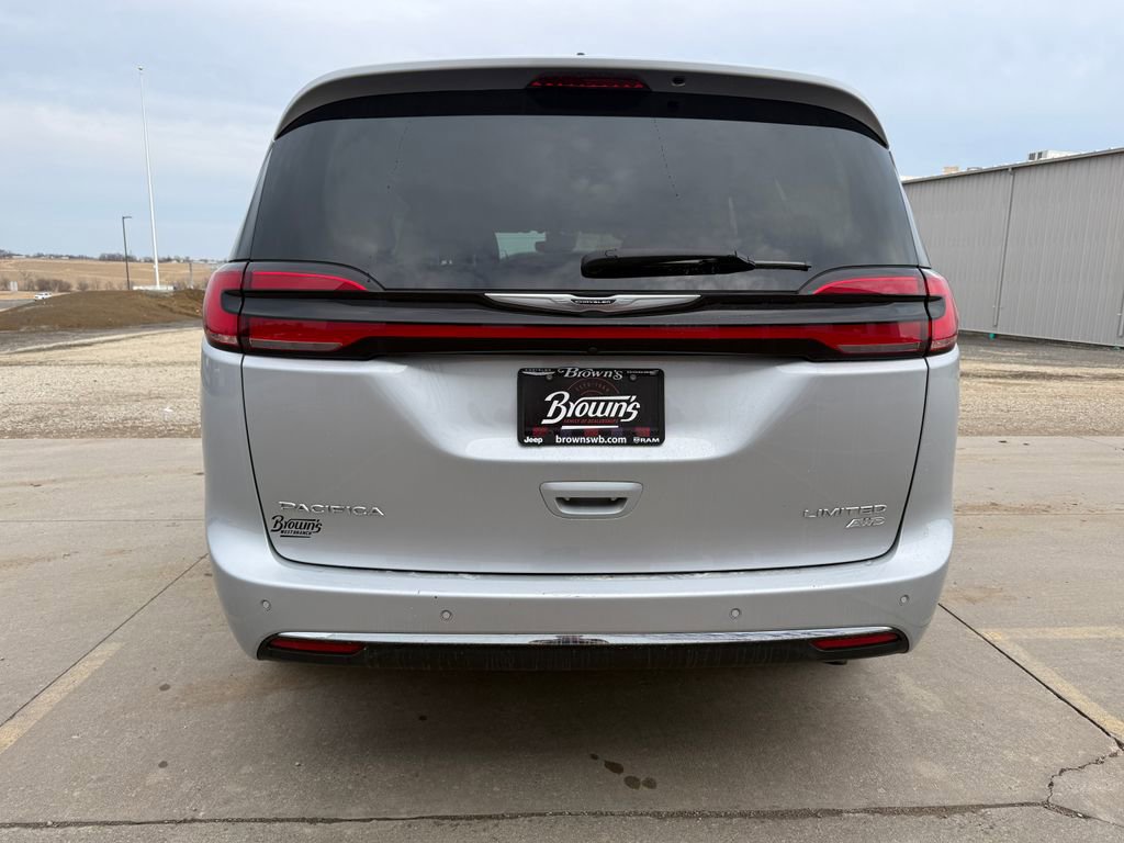 Used 2023 Chrysler Pacifica Limited AWD/4WD image 6