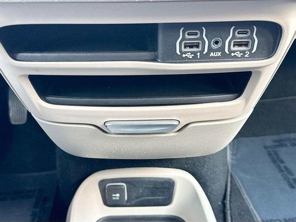Used 2023 Chrysler Voyager LX image 24