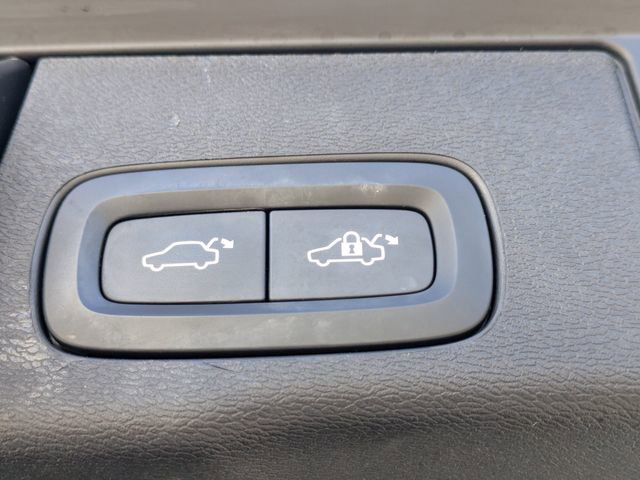Used 2023 Volvo XC60 B5 Plus AWD/4WD image 18
