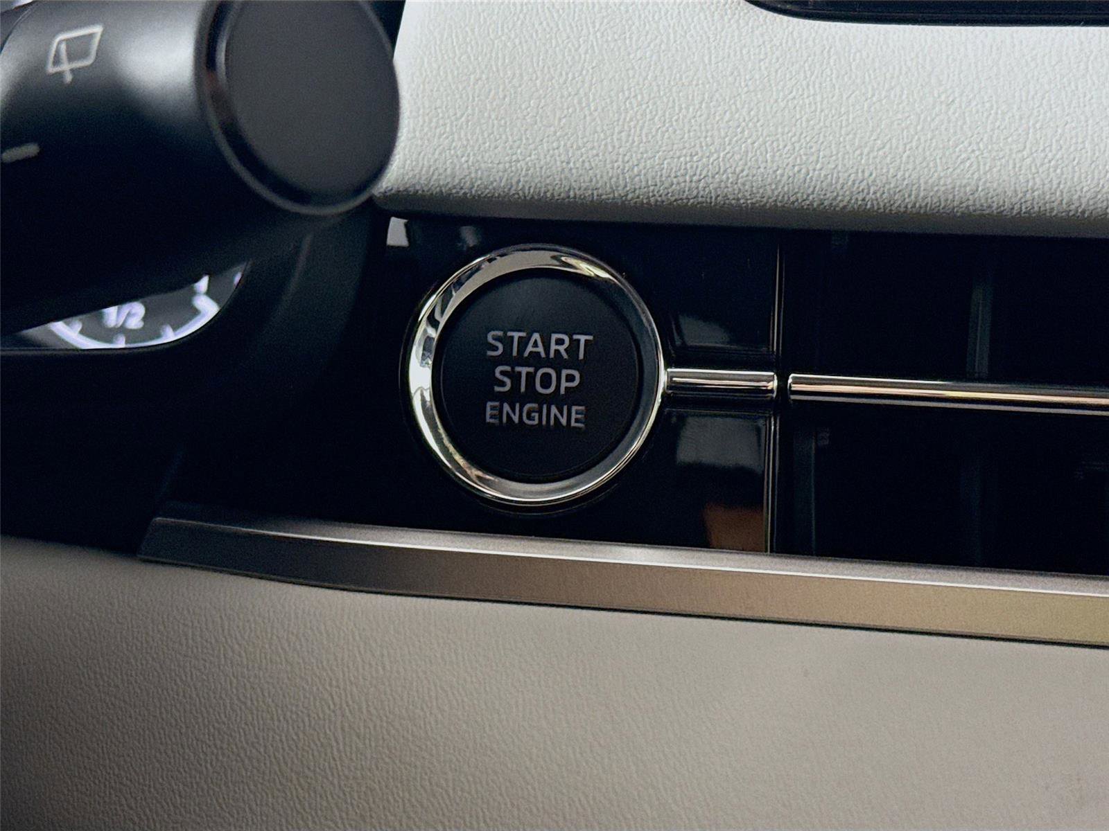 New 2026 Mitsubishi Outlander SE image 9