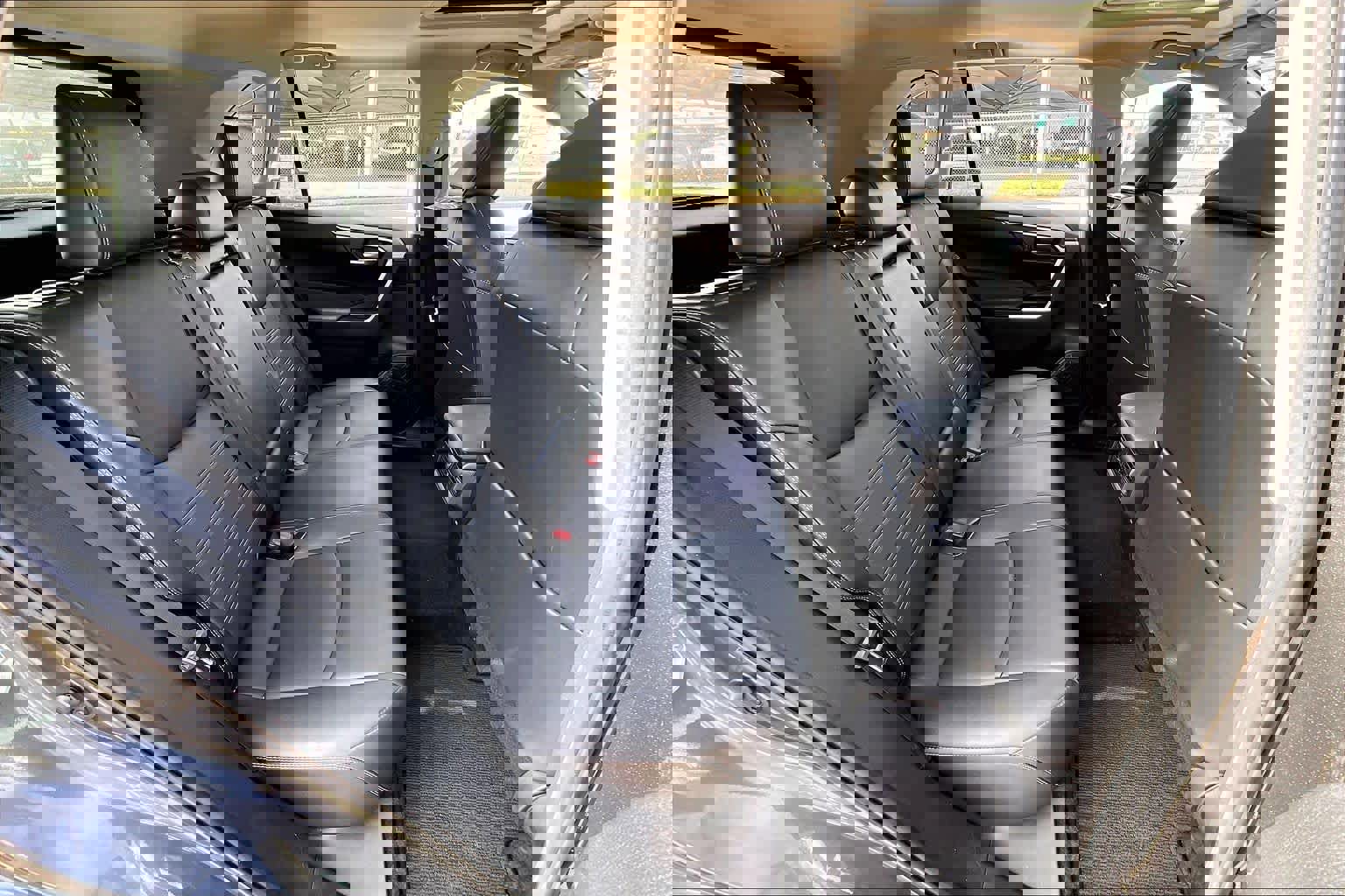 Used 2022 Toyota RAV4 XLE Premium image 19