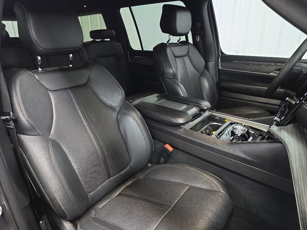 Used 2023 Jeep Wagoneer L Series III w/ Preferred Equipment Group AWD/4WD image 14