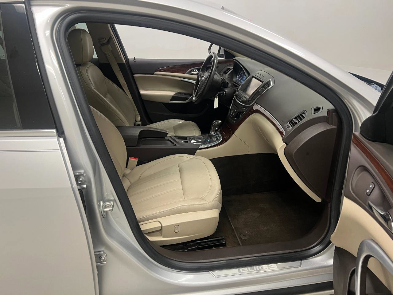 Used 2016 Buick Regal image 24