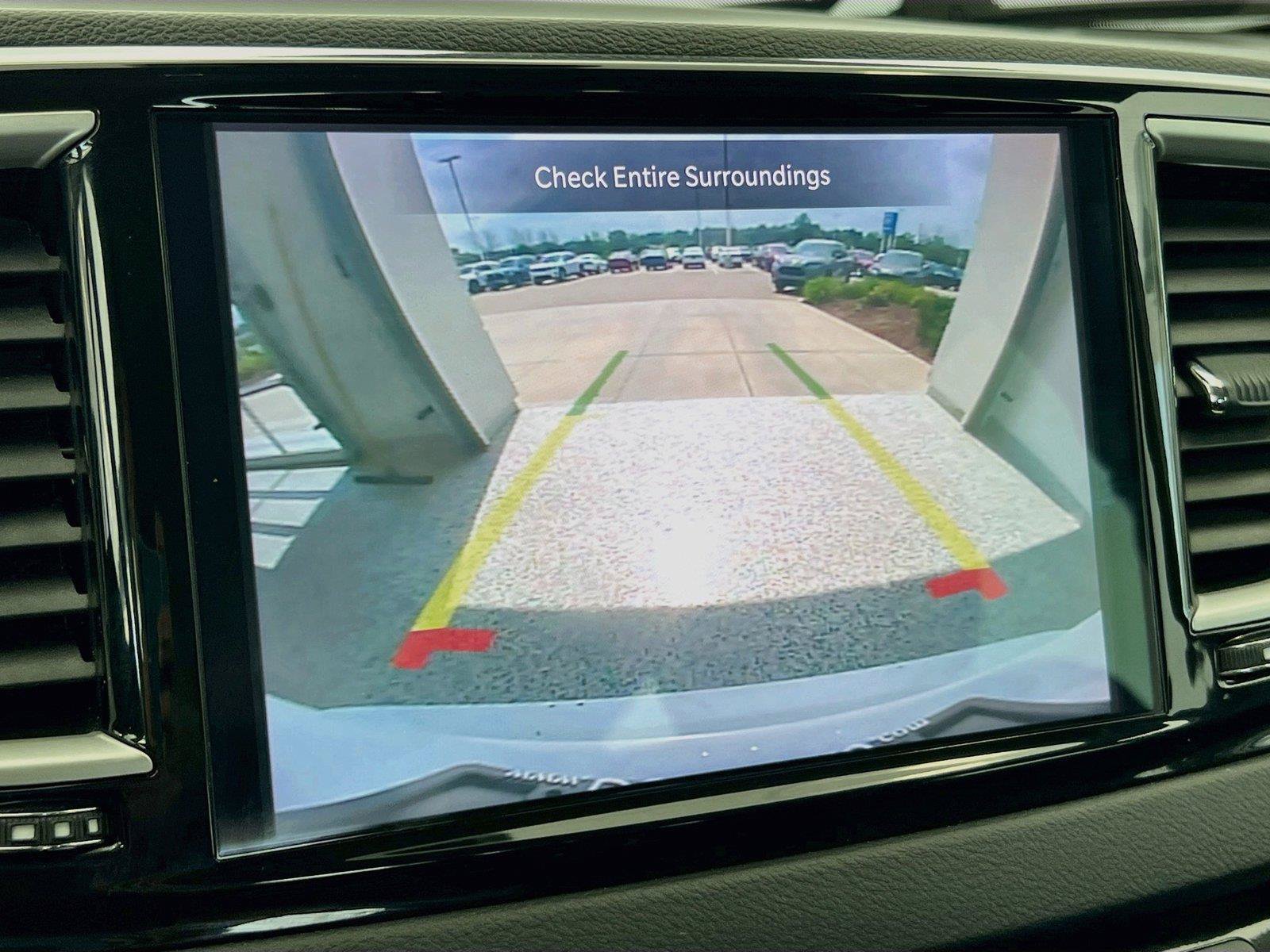 Used 2024 Chrysler Pacifica Touring-L FWD image 6