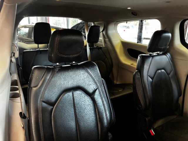 Used 2020 Chrysler Pacifica Touring-L FWD image 32