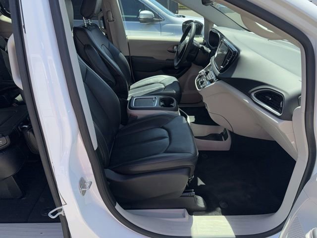 Used 2024 Chrysler Pacifica Touring-L image 8