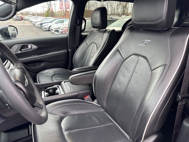 Used 2025 Chrysler Pacifica Limited image 13