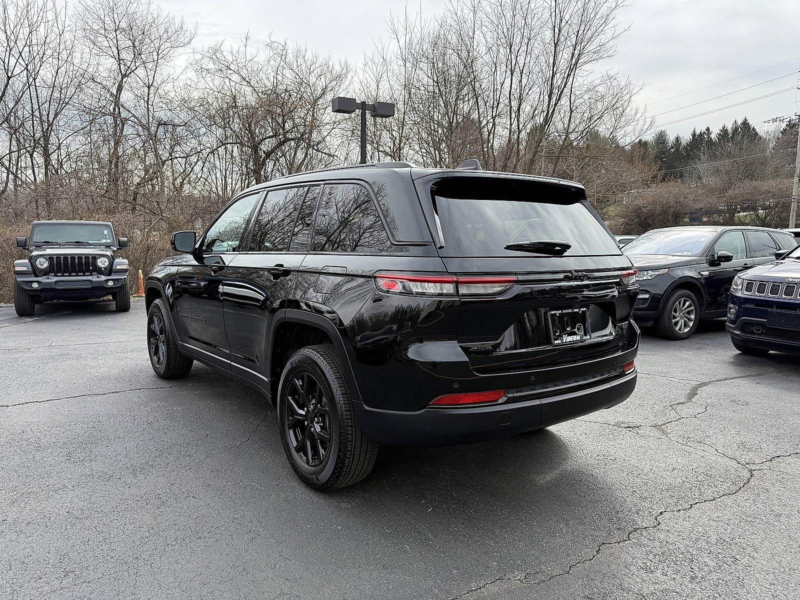 Used 2025 Jeep Grand Cherokee Altitude image 4