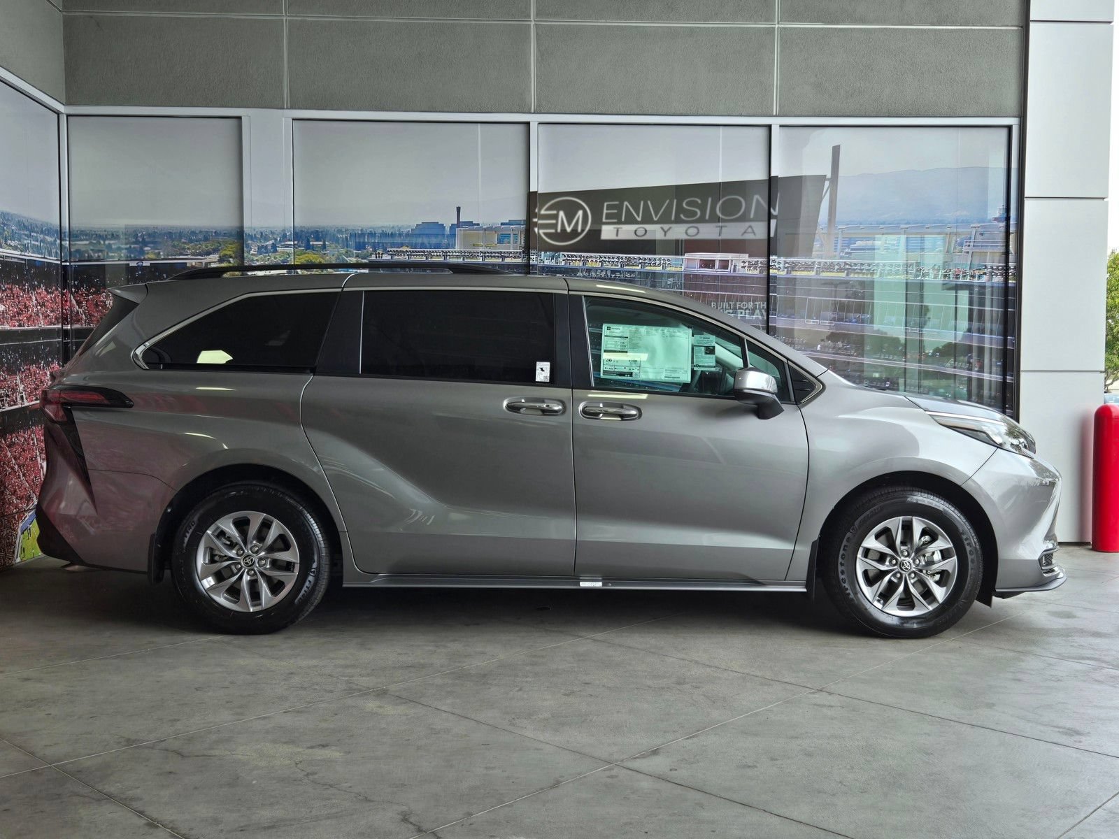Used 2026 Toyota Sienna XLE FWD image 4
