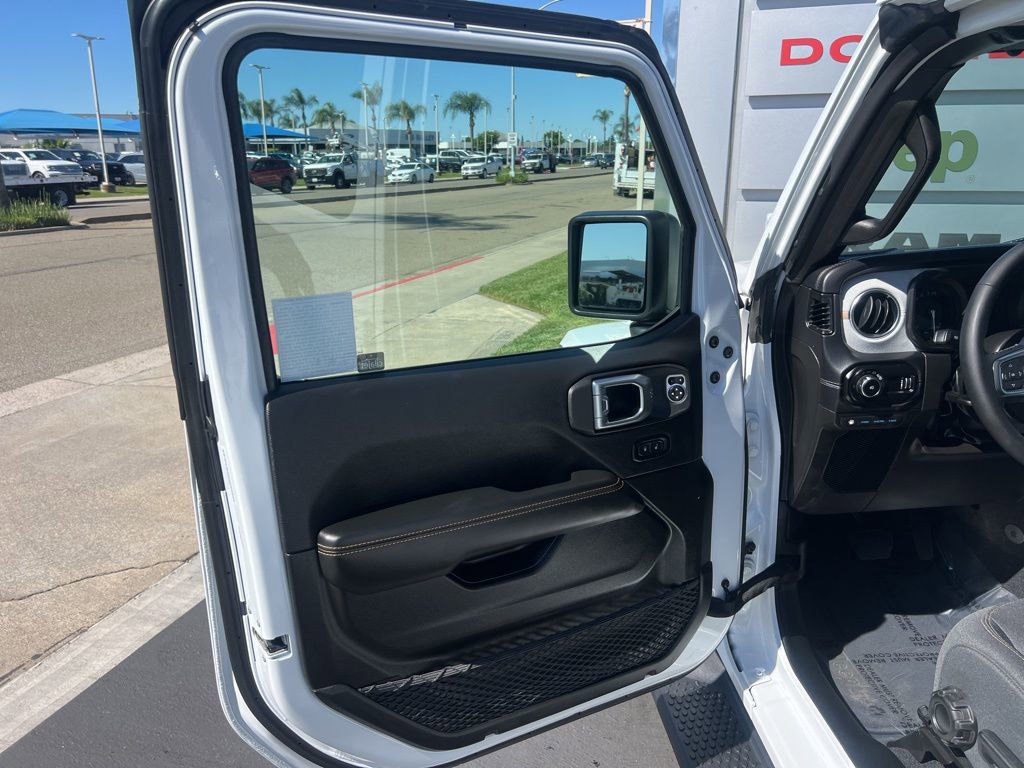 Used 2025 Jeep Wrangler Unlimited Sahara AWD/4WD image 18
