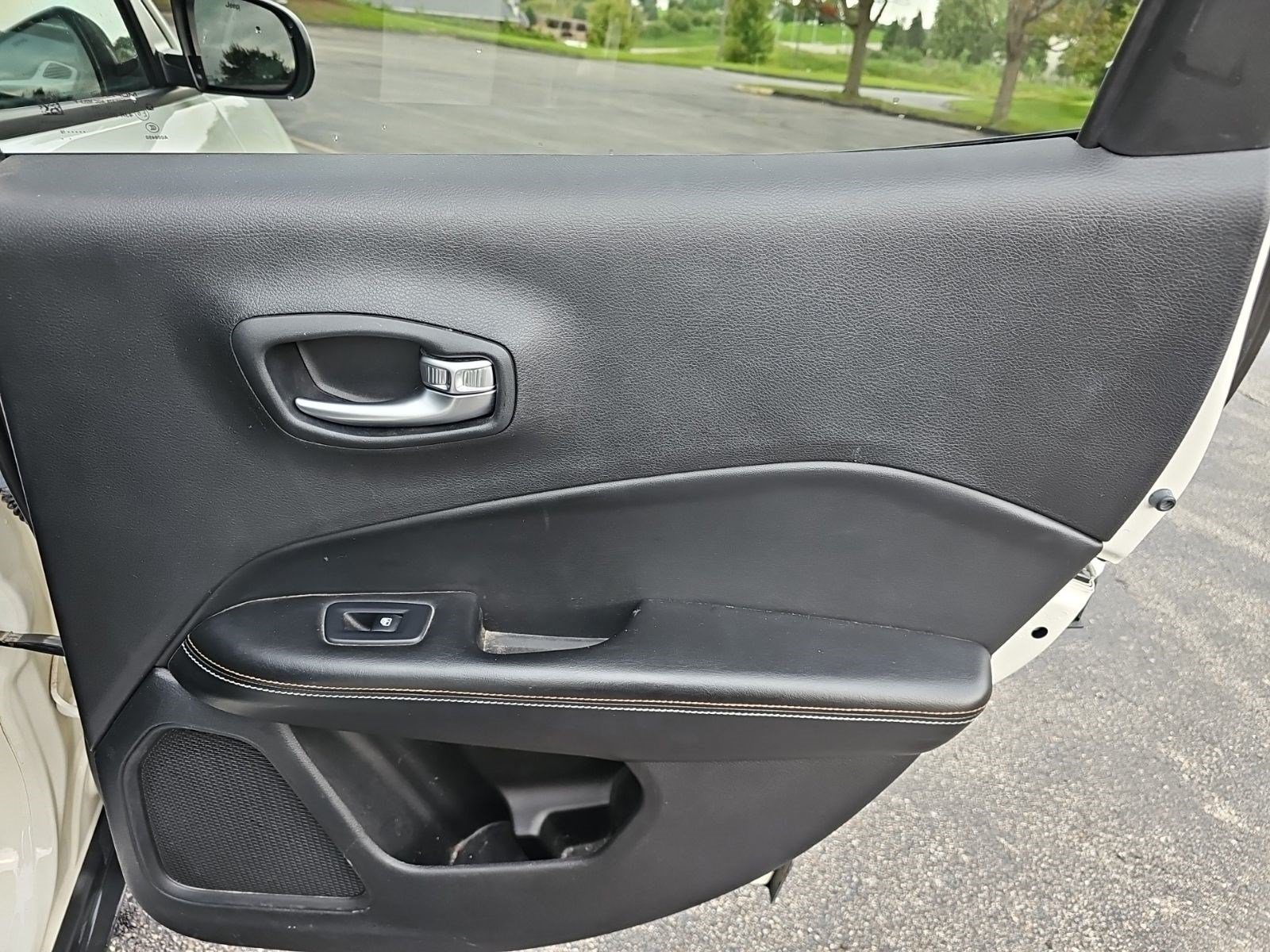 Used 2018 Jeep Compass Latitude FWD image 16