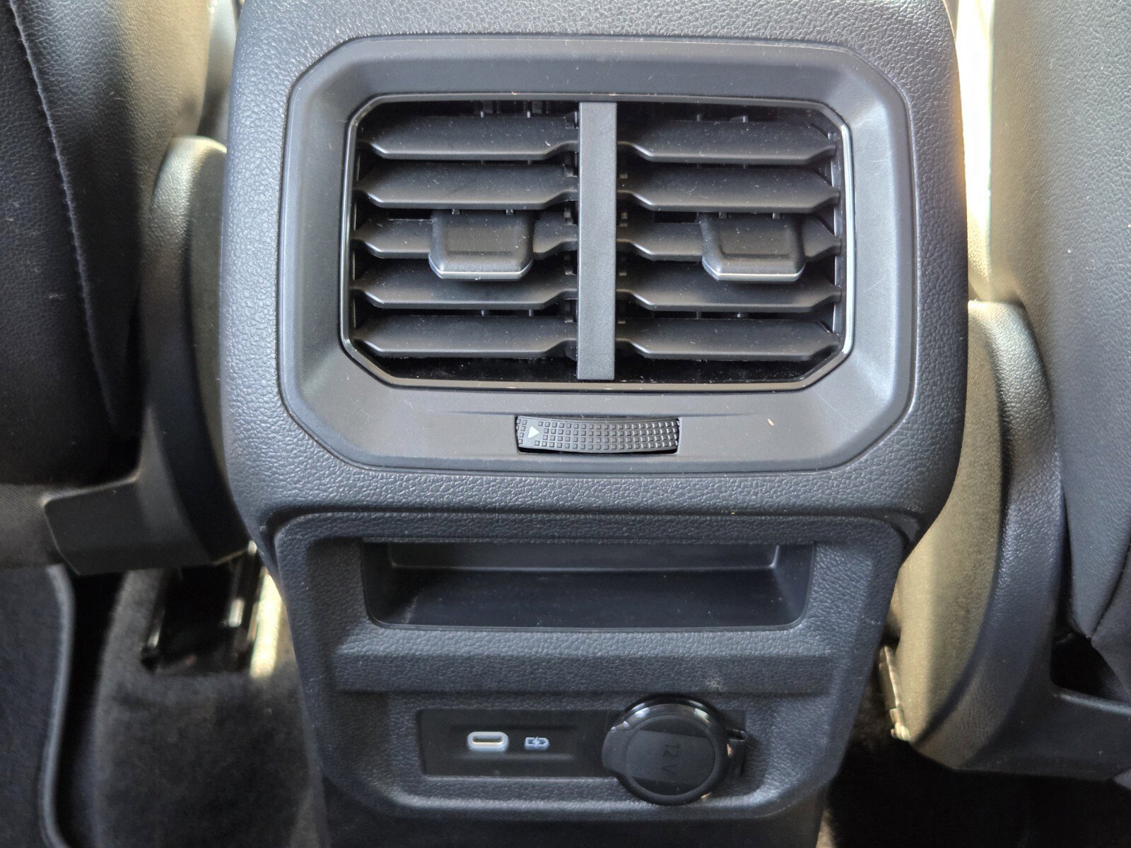 Used 2023 Volkswagen Tiguan SE image 24