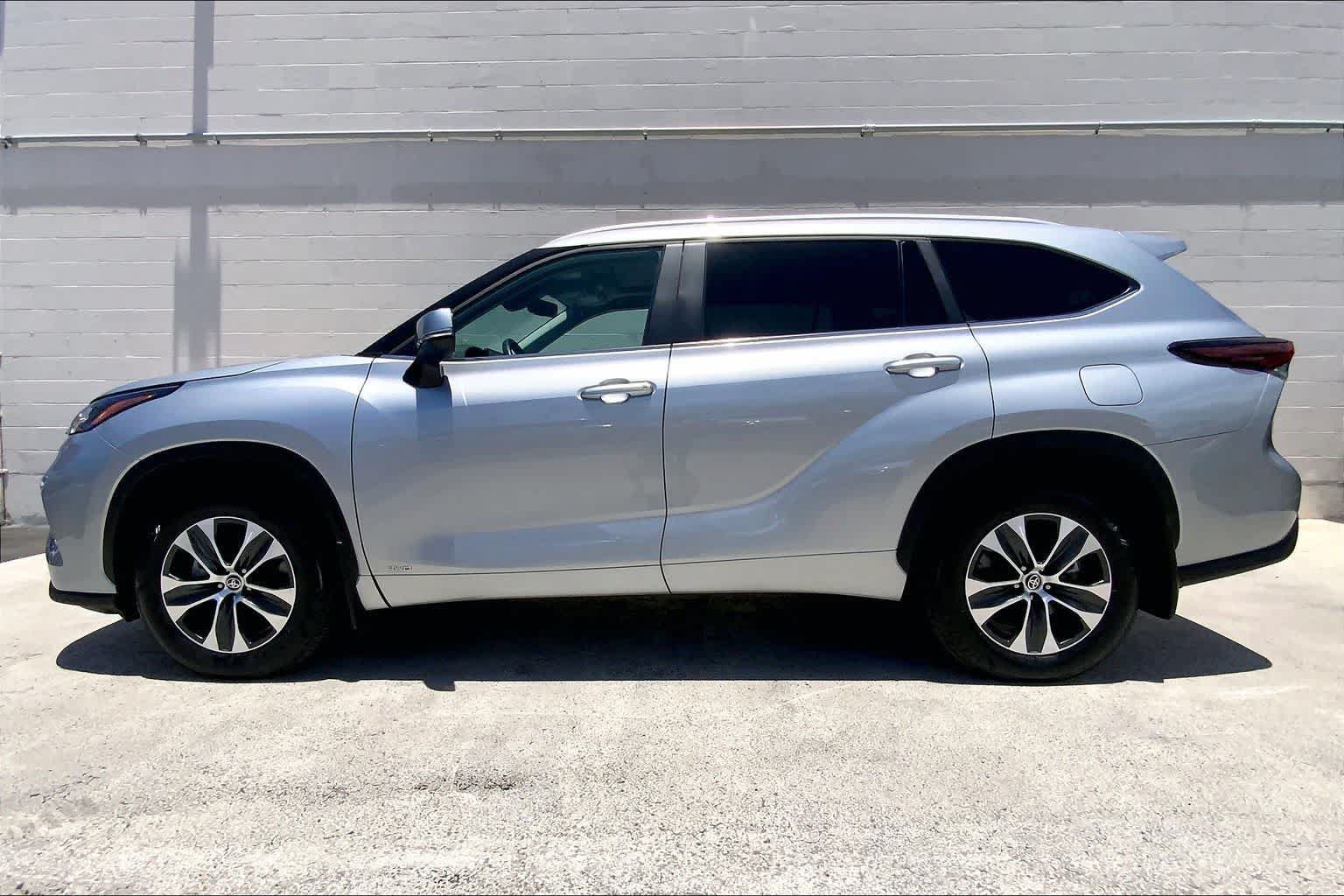 Used 2025 Toyota Highlander XLE AWD/4WD image 3