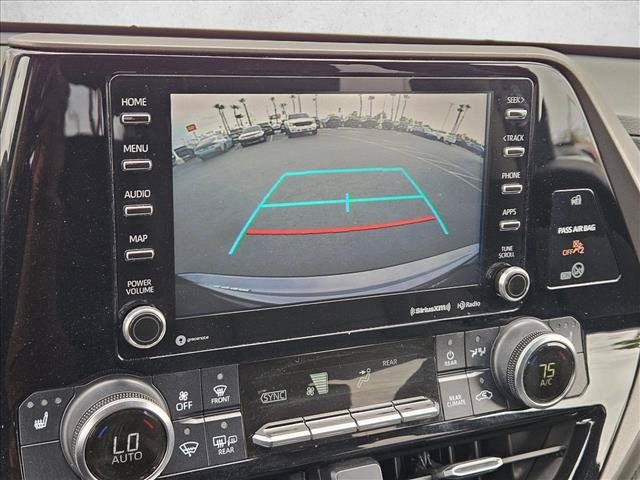 Used 2020 Toyota Highlander XLE AWD/4WD image 12