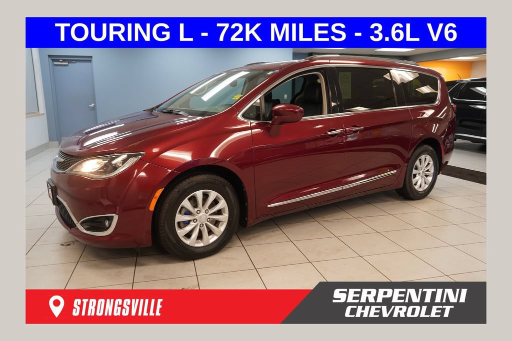 Used 2017 Chrysler Pacifica Touring-L FWD image 1