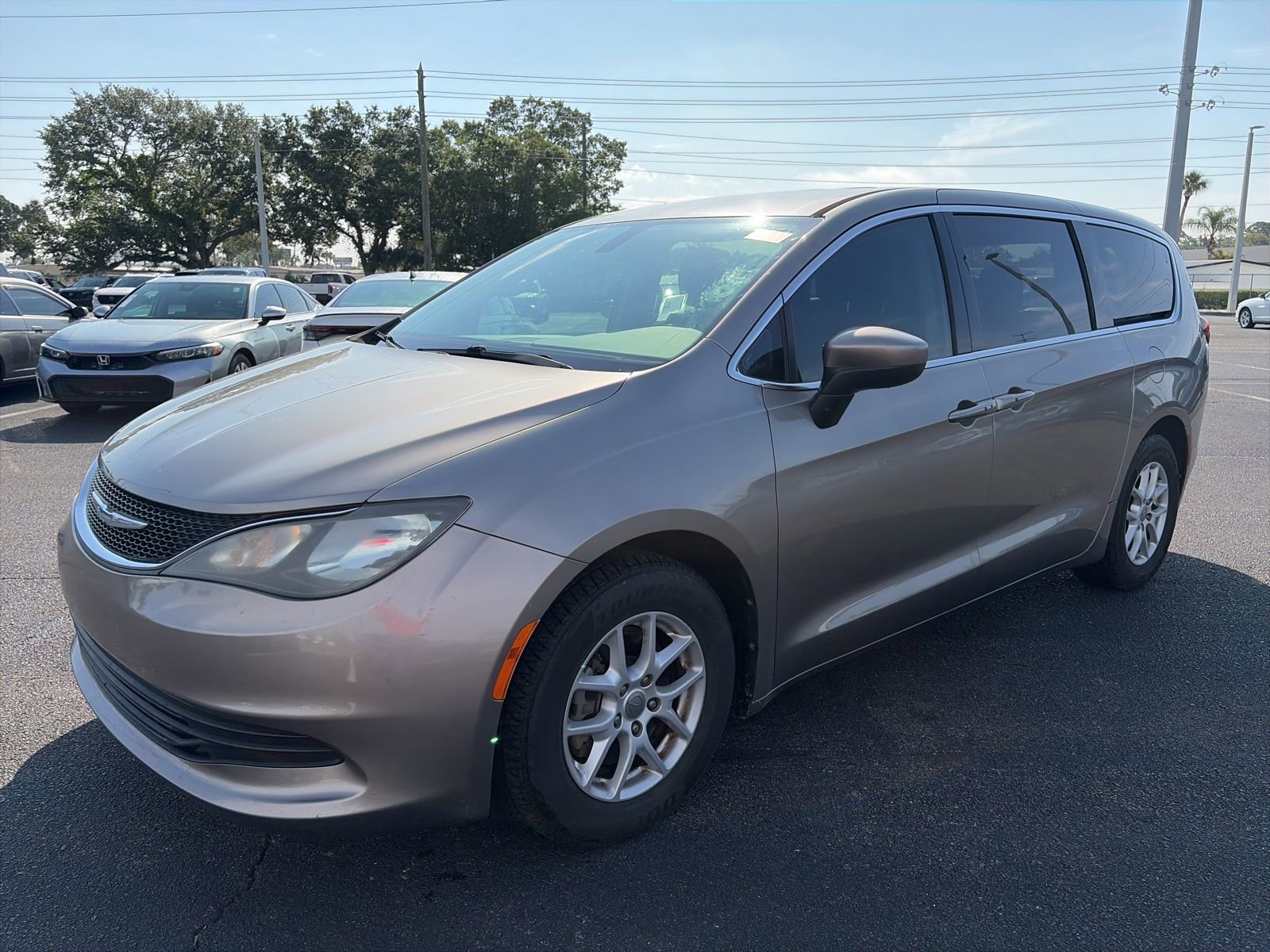 Used 2017 Chrysler Pacifica Touring FWD image 3