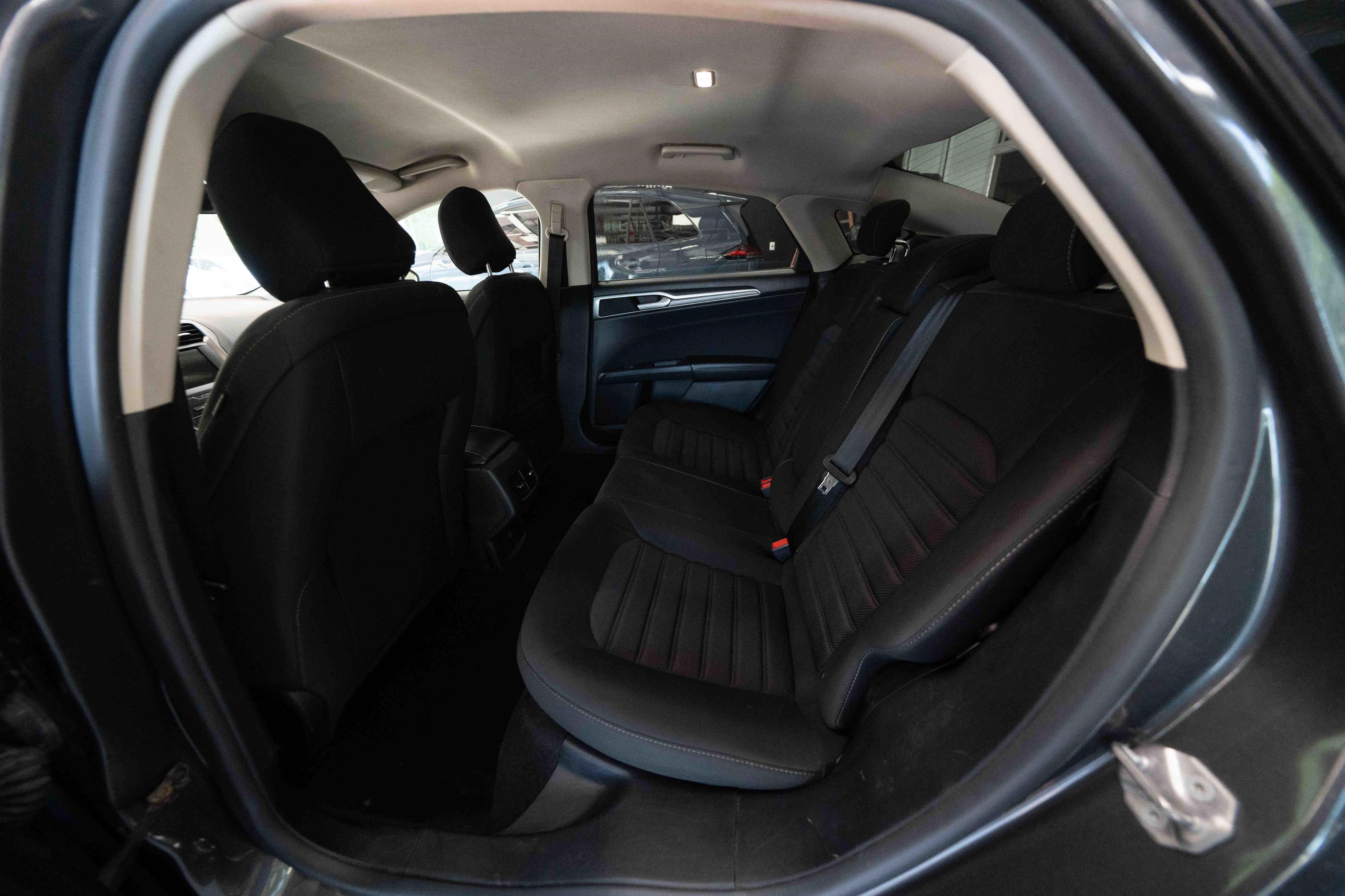 Used 2020 Ford Fusion SE FWD image 23