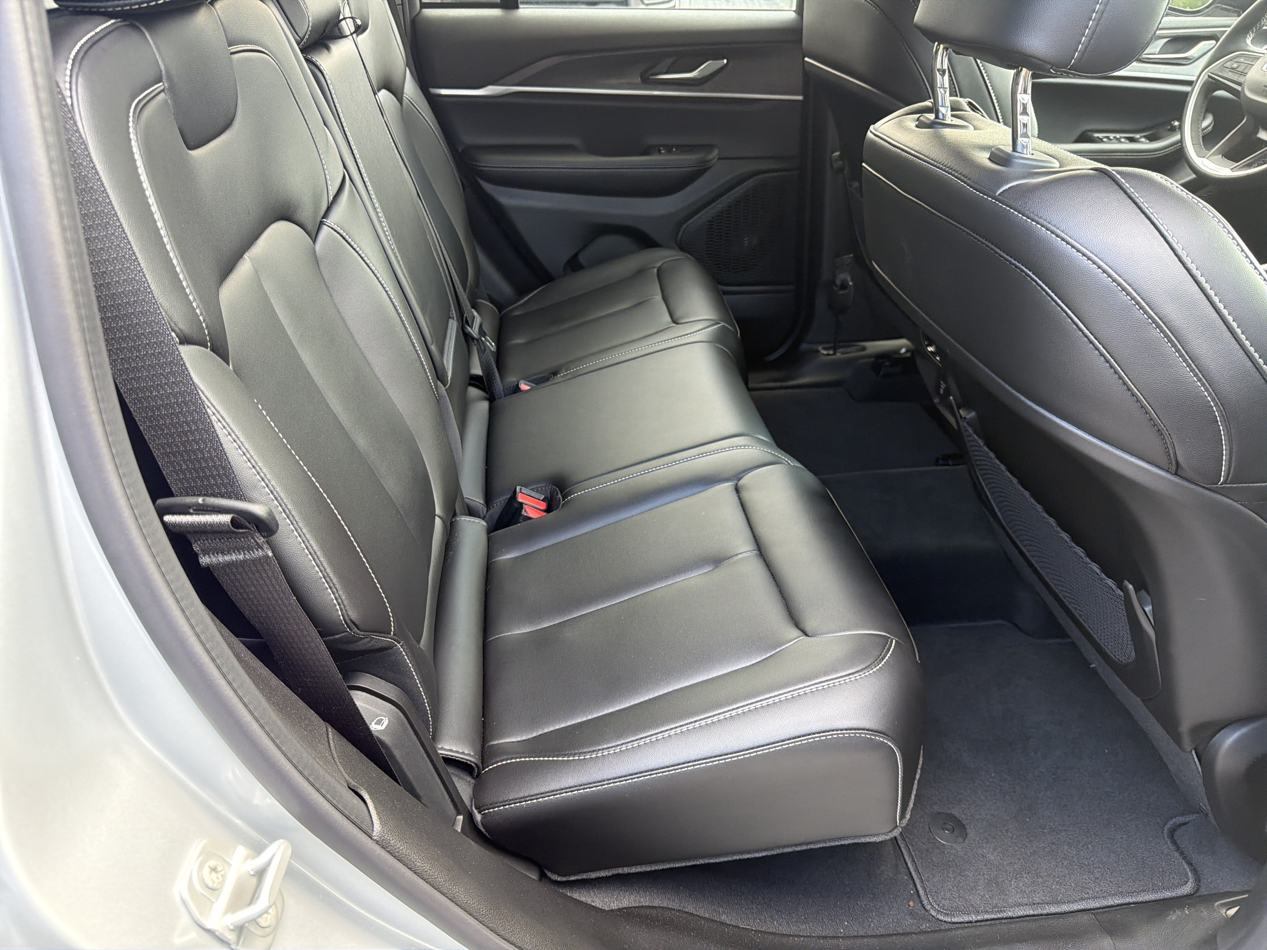 New 2025 Jeep Grand Cherokee Limited w/ Black Appearance Package RWD image 18