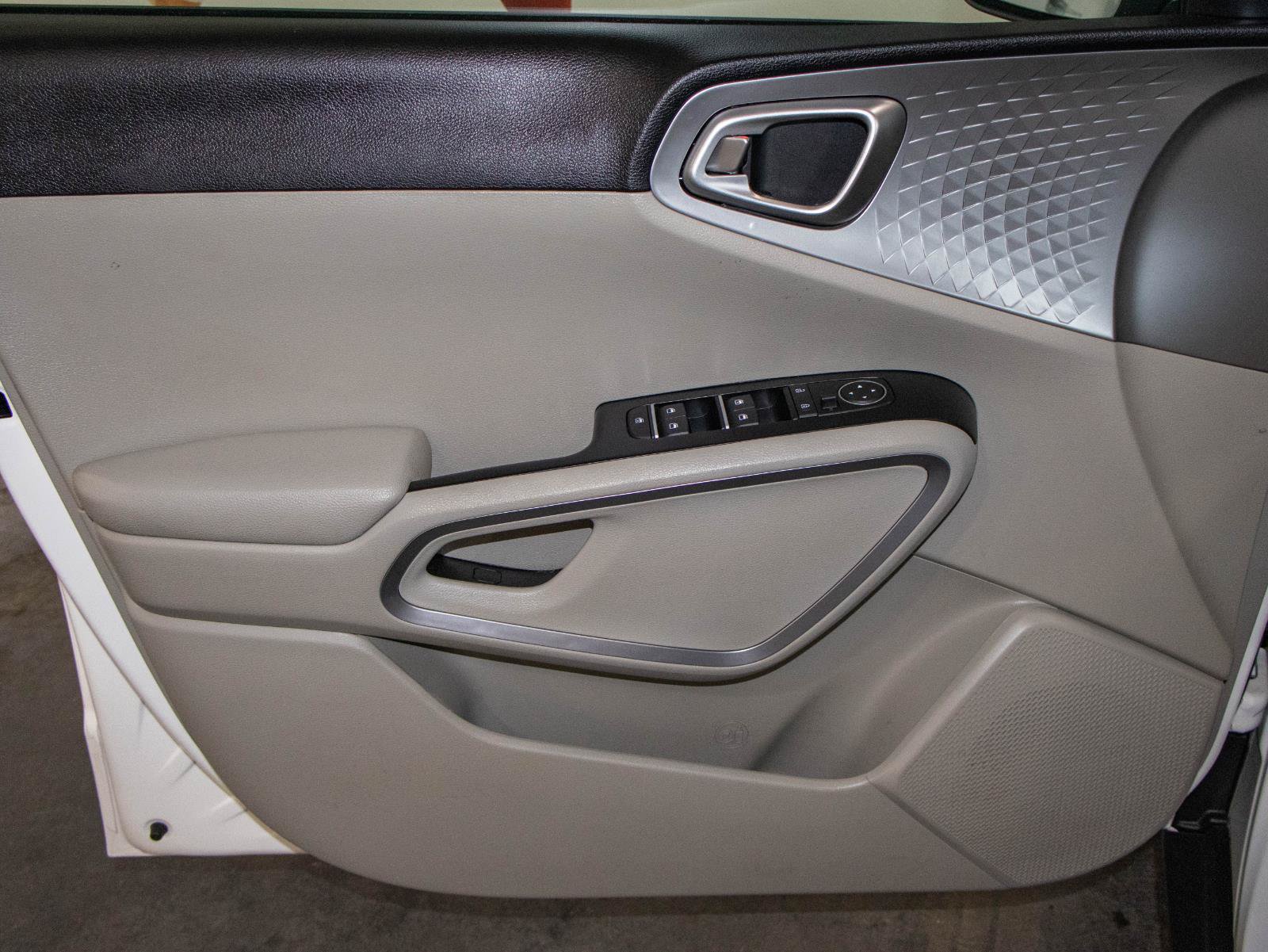 Used 2025 Kia Soul LX w/ LX Technology Package FWD image 10