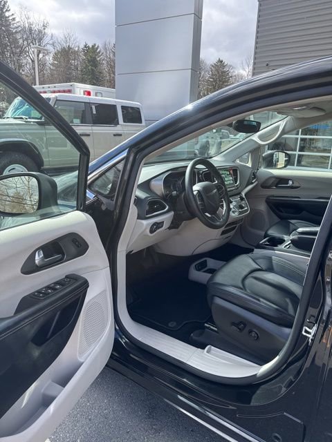 Used 2023 Chrysler Pacifica Touring-L image 15
