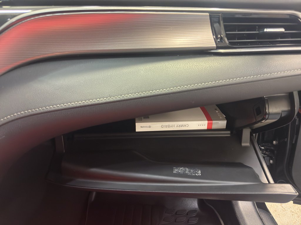 Used 2020 Toyota Camry SE w/ Sunroof Package image 24