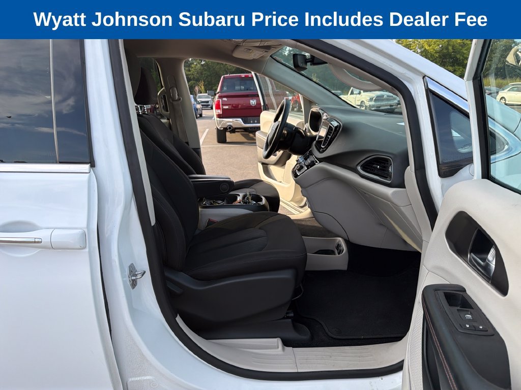 Used 2020 Chrysler Pacifica Touring FWD image 43