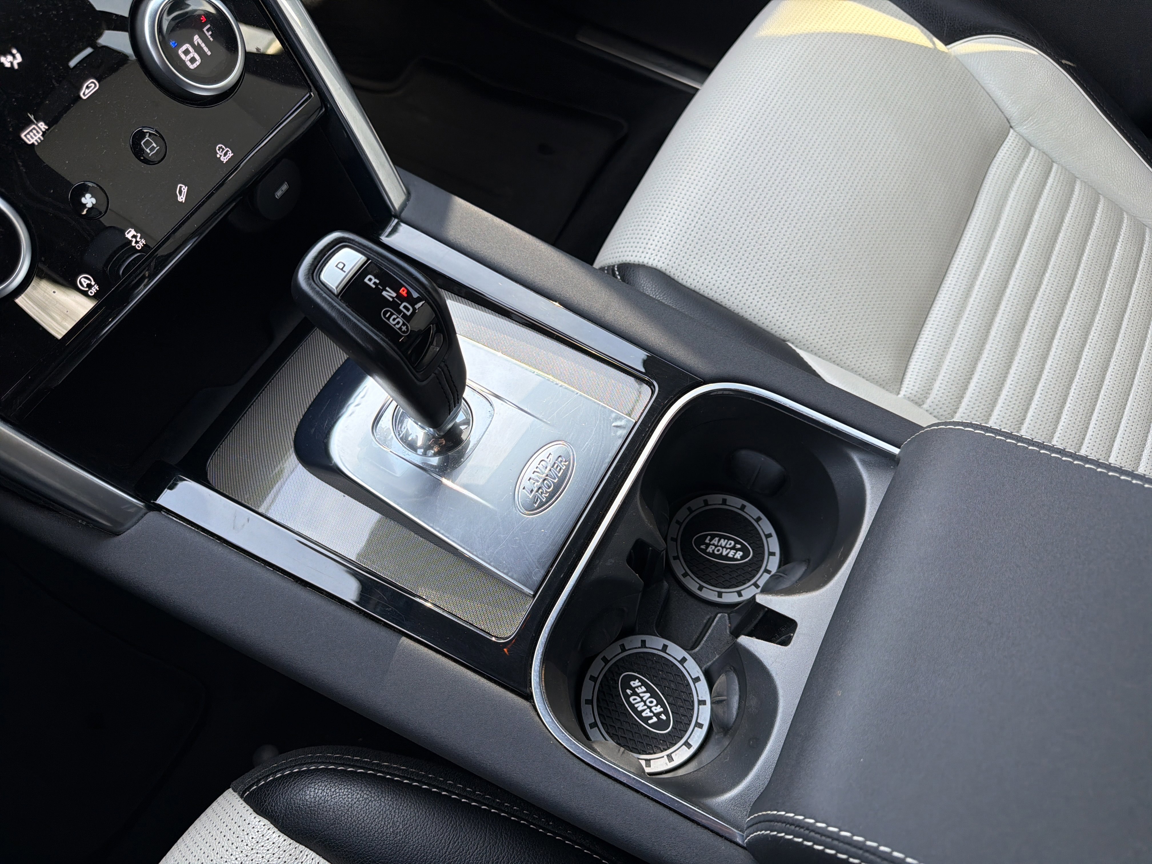 Used 2020 Land Rover Discovery Sport SE R-Dynamic image 14