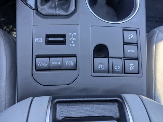 Used 2024 Toyota Highlander XLE AWD/4WD image 32