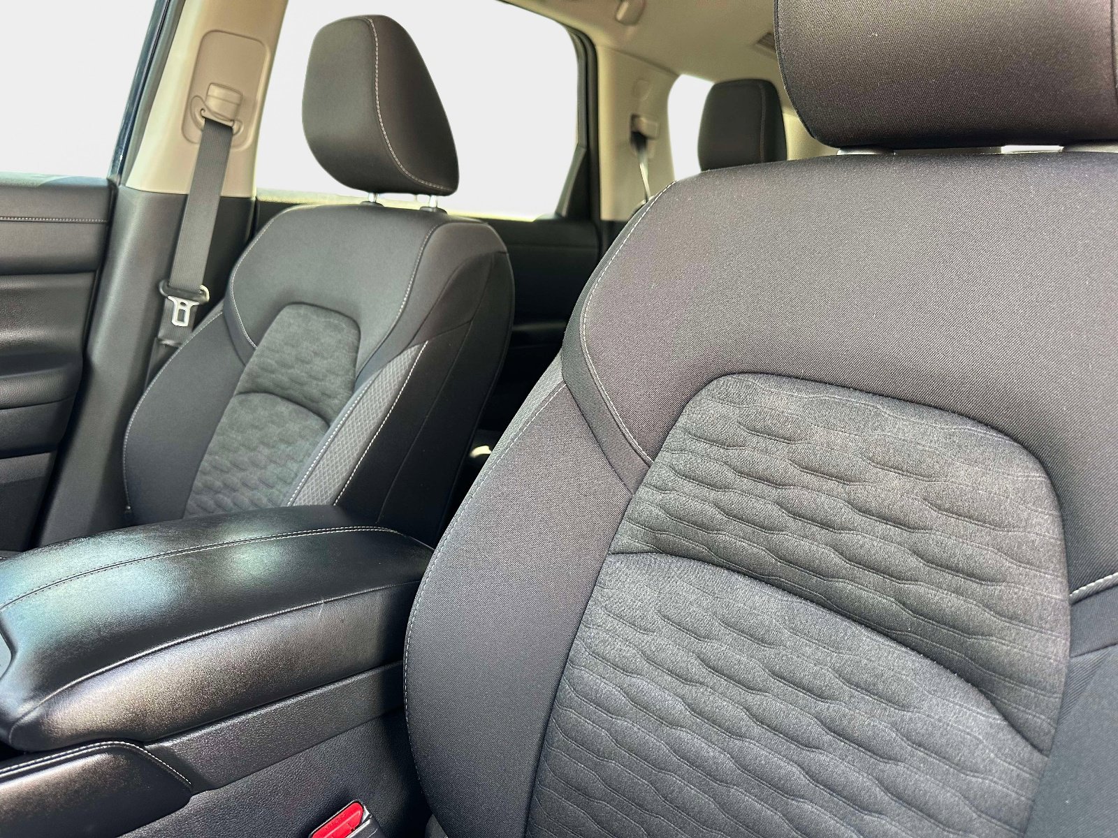 Used 2022 Nissan Pathfinder SV image 21