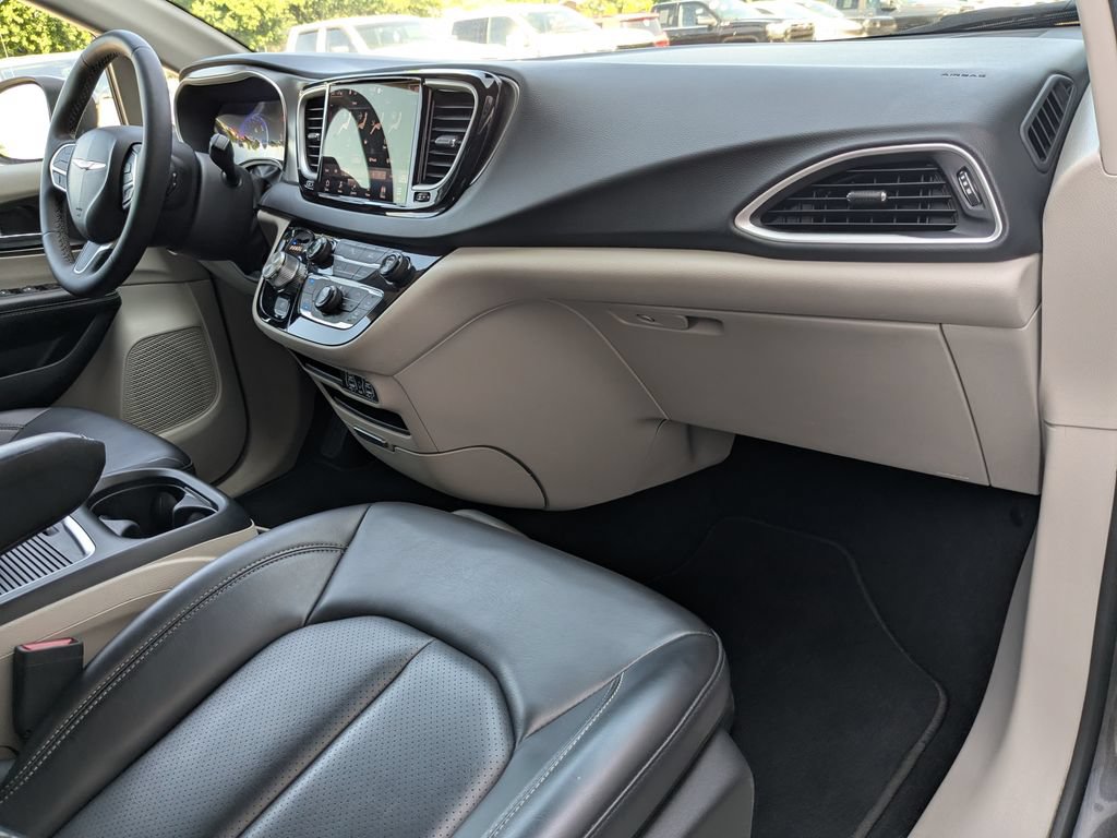 Used 2024 Chrysler Pacifica Touring-L FWD image 14