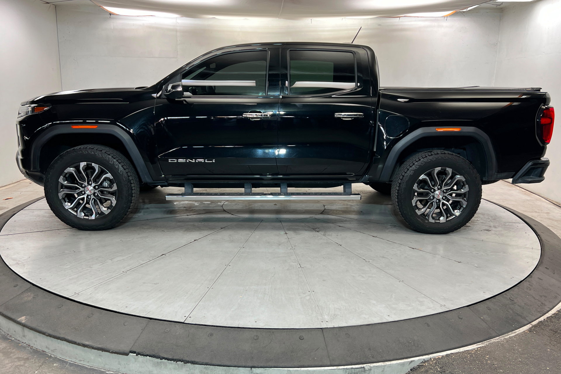 Used 2023 GMC Canyon Denali AWD/4WD image 2