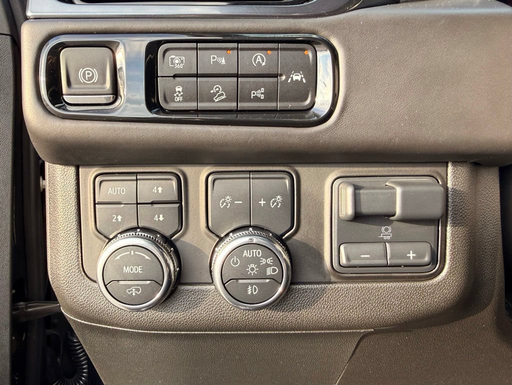 Used 2025 GMC Yukon XL AT4 Ultimate AWD/4WD image 23