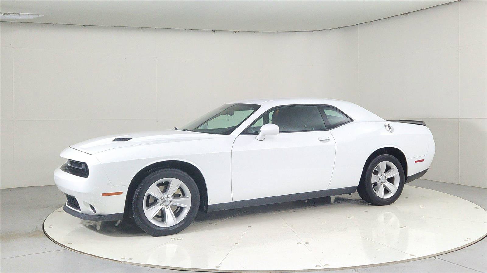 Used 2023 Dodge Challenger SXT image 3