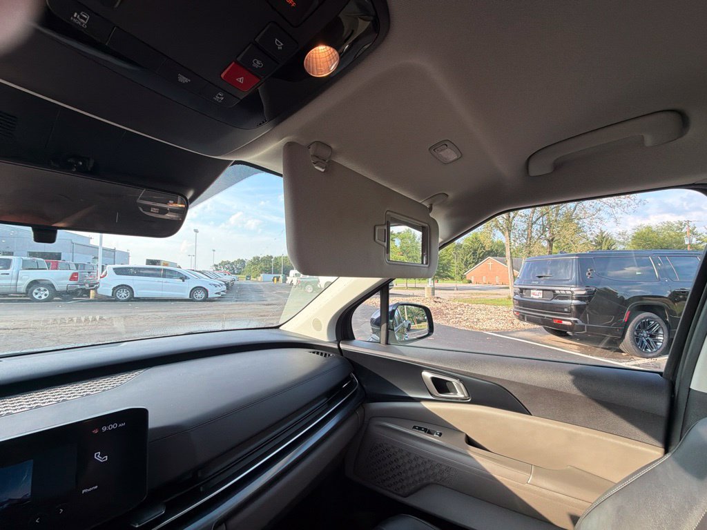 Used 2025 Kia Carnival FWD image 33