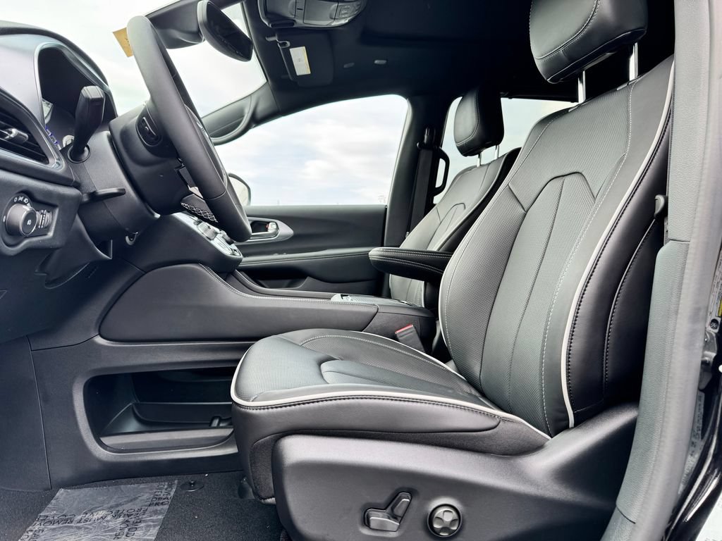 New 2026 Chrysler Pacifica Limited FWD image 17