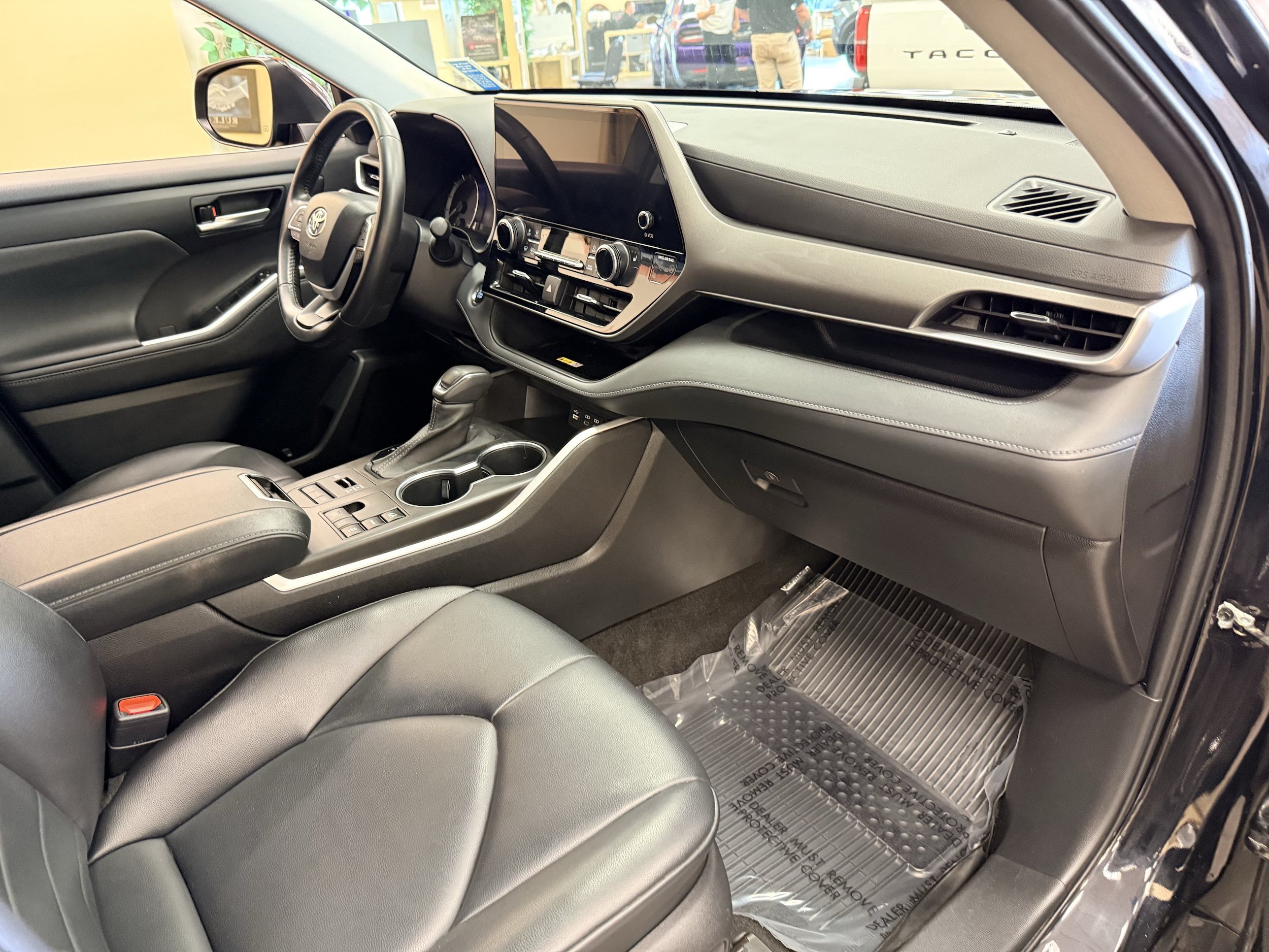 Used 2023 Toyota Highlander XLE AWD/4WD image 27
