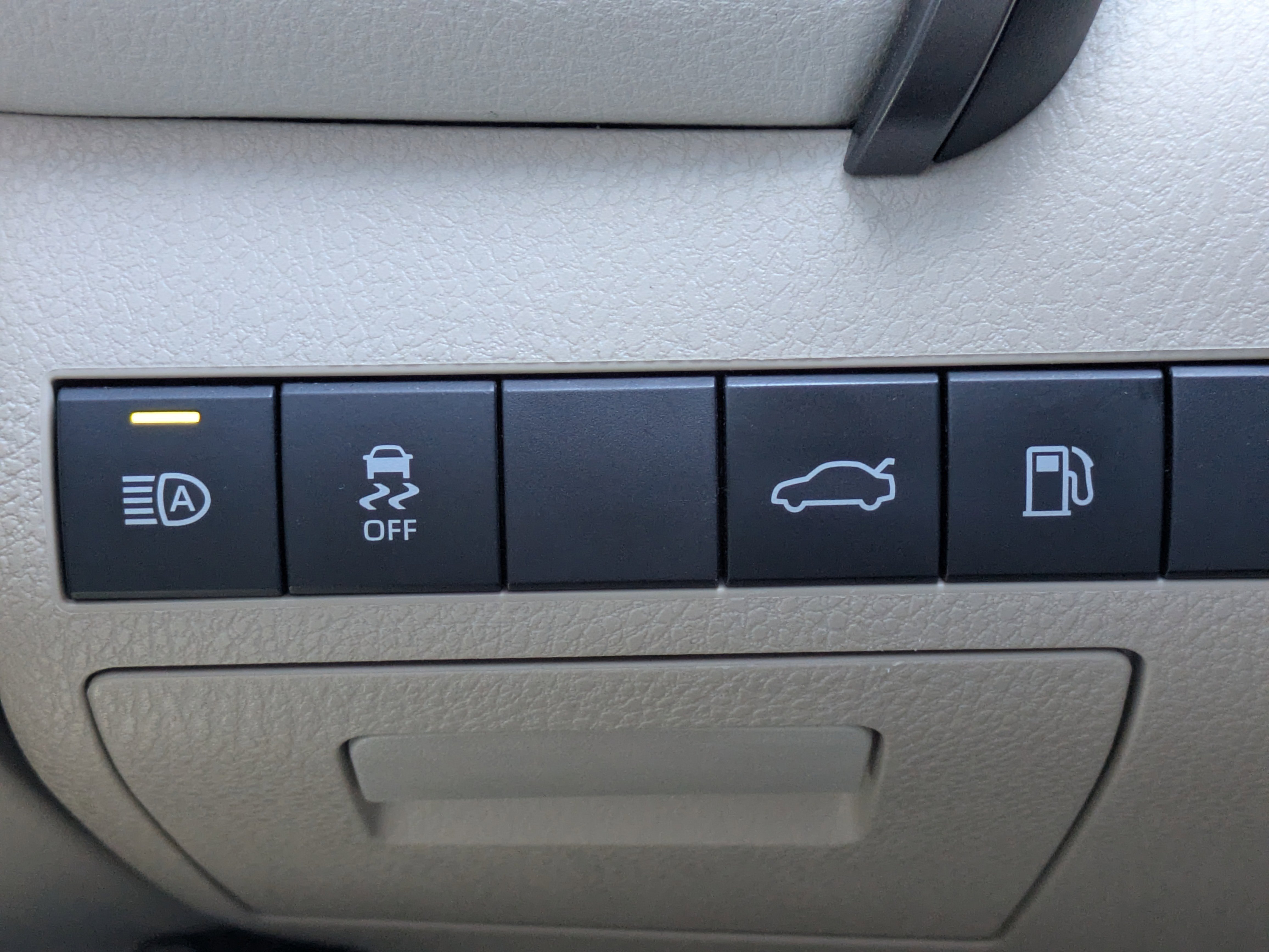Used 2018 Toyota Camry LE FWD image 18