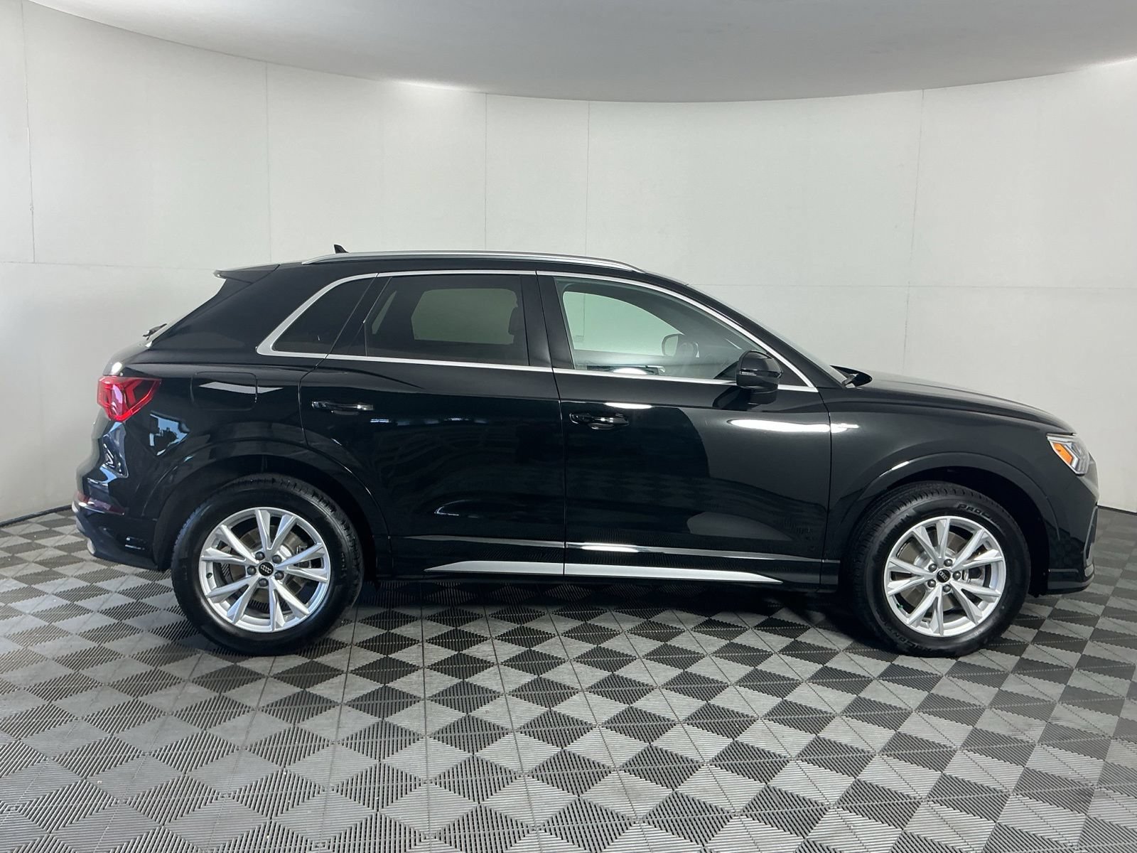 Used 2025 Audi Q3 2.0T Premium w/ Convenience Package AWD/4WD image 10