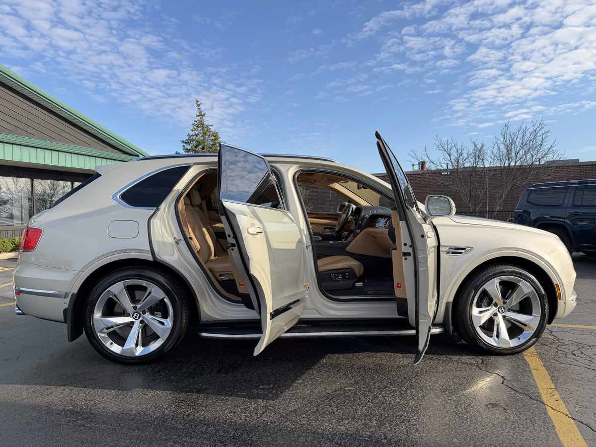 Used 2018 Bentley Bentayga image 8
