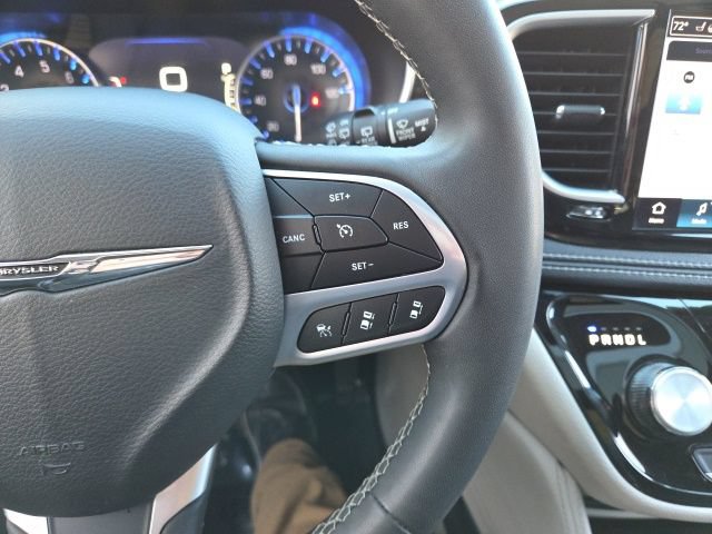 Used 2023 Chrysler Pacifica Limited FWD image 9
