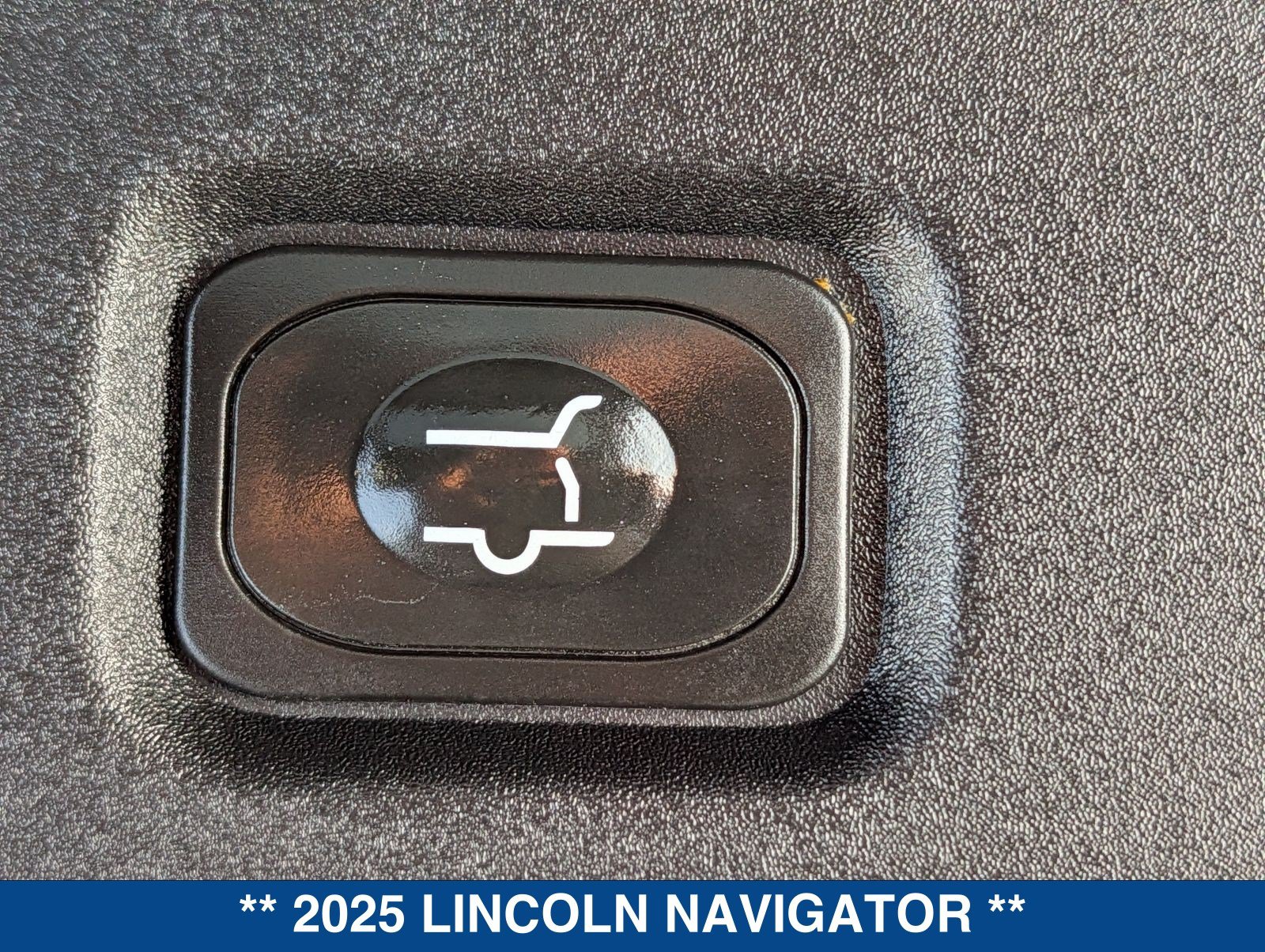 Used 2025 Lincoln Navigator Reserve w/ Jet Appearance Package AWD/4WD image 16