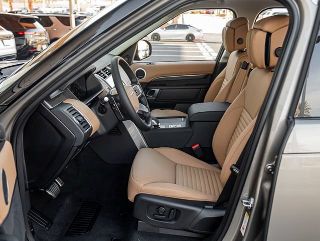 Certified 2025 Land Rover Discovery Metropolitan Edition AWD/4WD image 14
