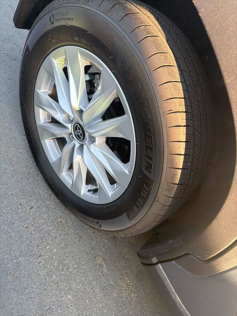 Used 2025 Toyota Corolla Cross LE image 5